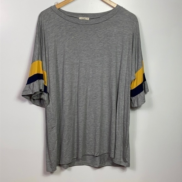 𝅺ELUNA plus tee with ruffle sleeve - Picture 1 of 3